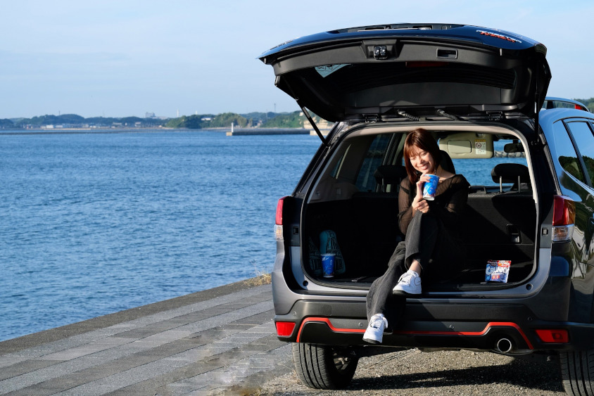 スバル・フォレスターX-BREAKのラゲッジに座るオーナーさん