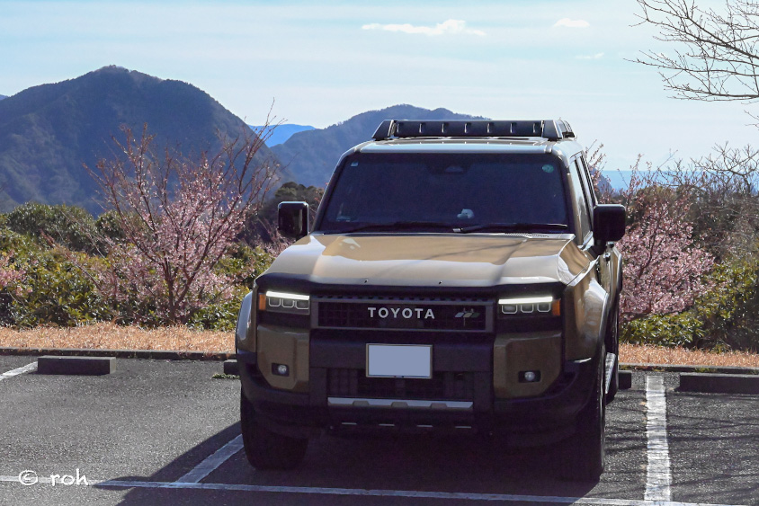 トヨタ・ランドクルーザー250と山並み