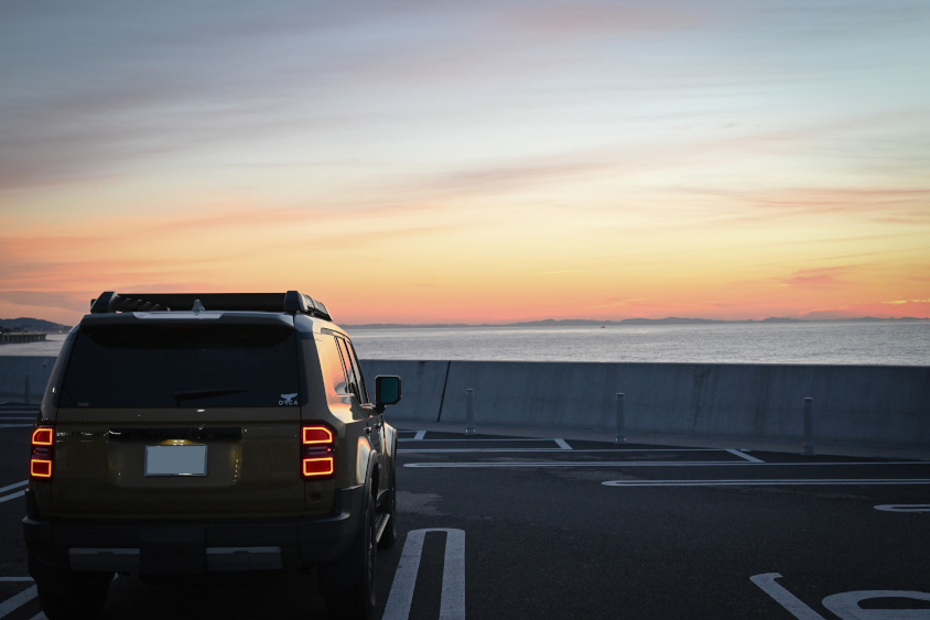 トヨタ・ランドクルーザー250と夕暮れの海