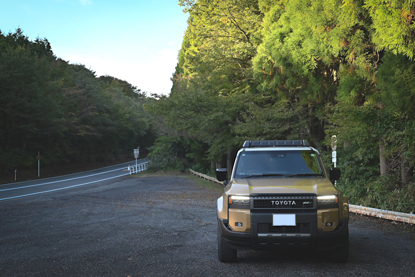 トヨタ・ランドクルーザー250と山道