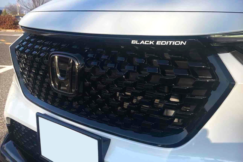 ホンダ・ヴェゼルのグリルと「BLACK EDITION」のエンブレム