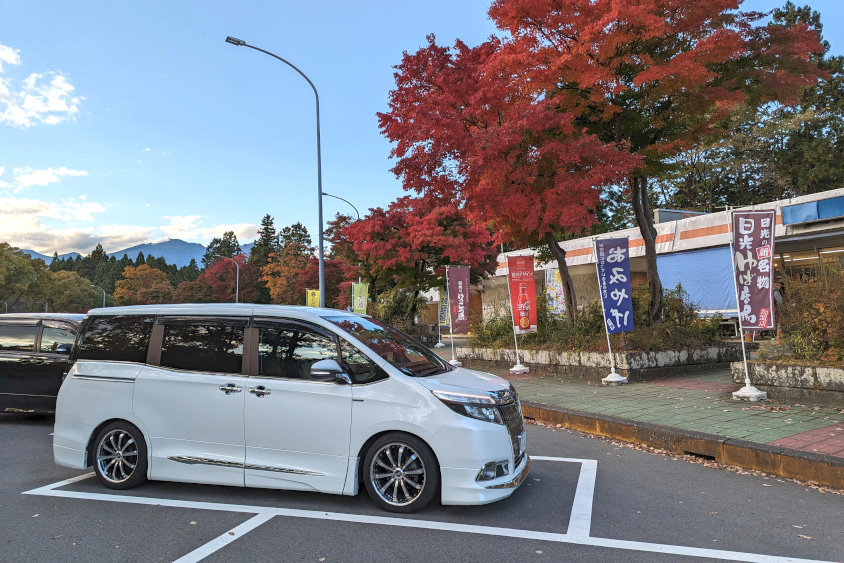 トヨタ エスクァイアと真っ赤な紅葉