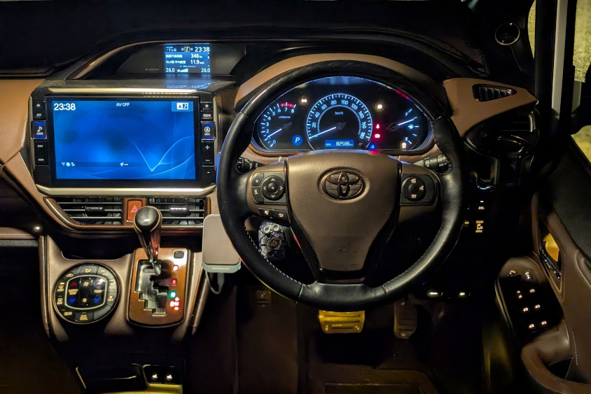 トヨタ エスクァイアの運転席