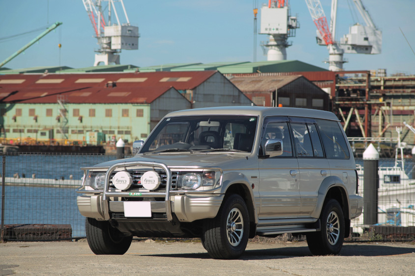三菱・パジェロ エクシードと港