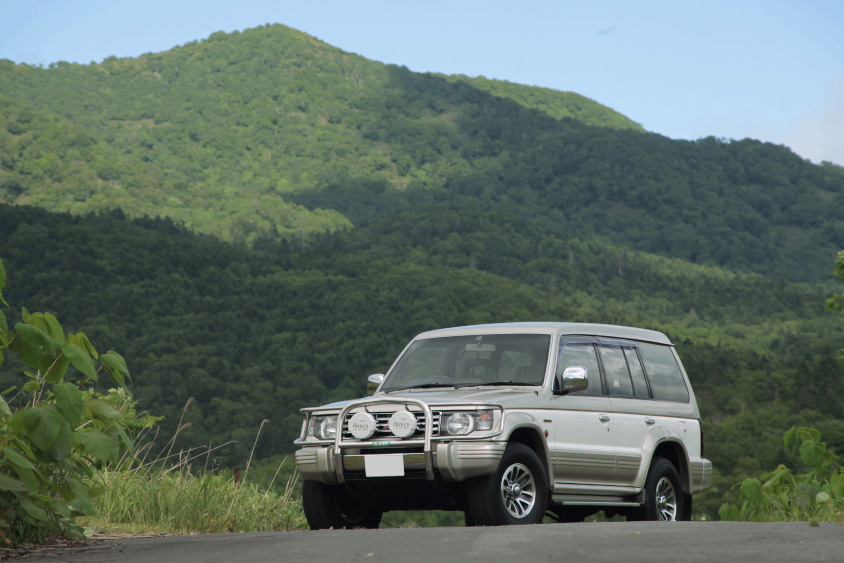 三菱・パジェロ エクシードと緑の山