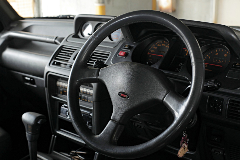 三菱・パジェロ エクシードの運転席