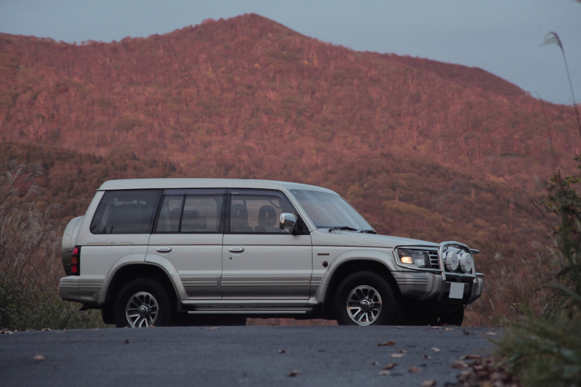 三菱・パジェロ エクシードと茜に染まる山