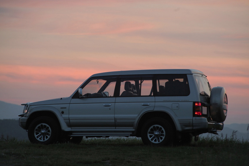 三菱・パジェロ エクシードと夕焼け