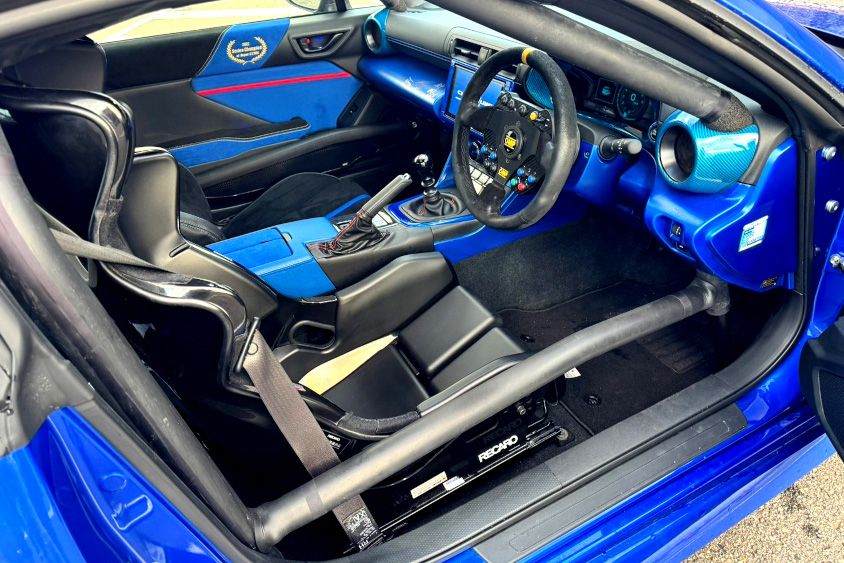 ロールケージが付いたスバル・BRZのカップカ―ベーシック