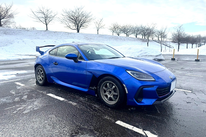スバル・BRZと雪景色