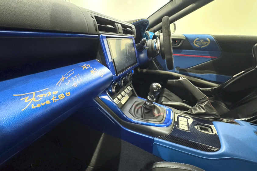 スバル・BRZの青を基調とした内装