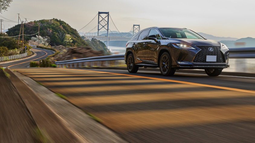 走行するレクサス・RX300
