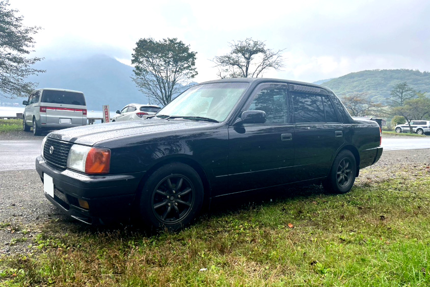 雨に濡れるトヨタ・コンフォートGT-Z