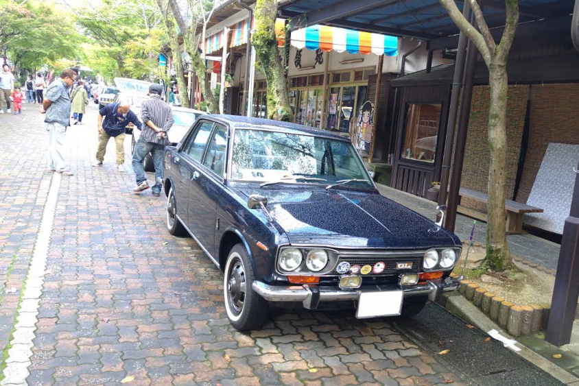 ダットサン・510型ブルーバード1600GLと谷汲山華厳寺の参道