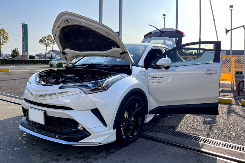 ドアやボンネットを開けたトヨタ・C-HR