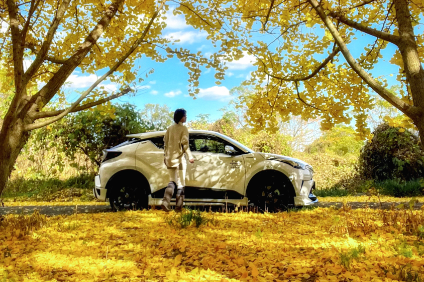 トヨタ・C-HRに乗り込もうとするオーナーさん