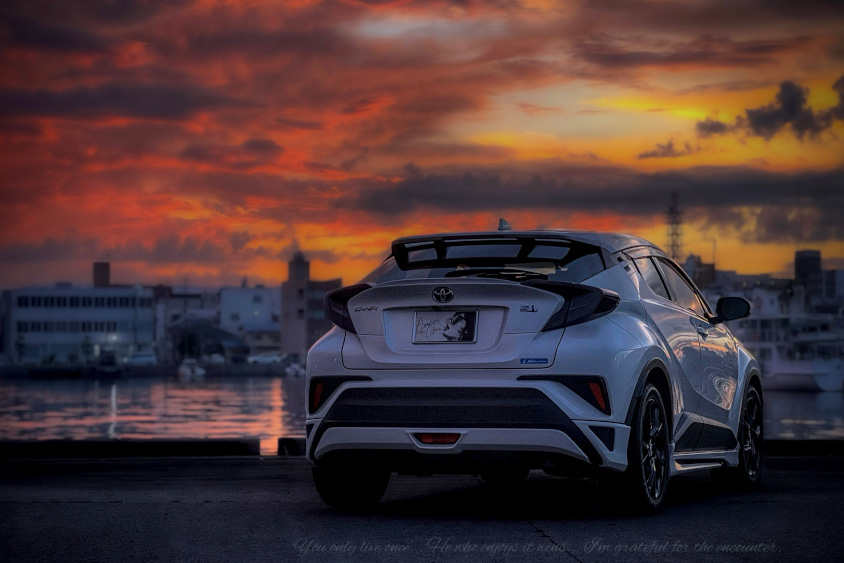 トヨタ・C-HRと港の夕焼け