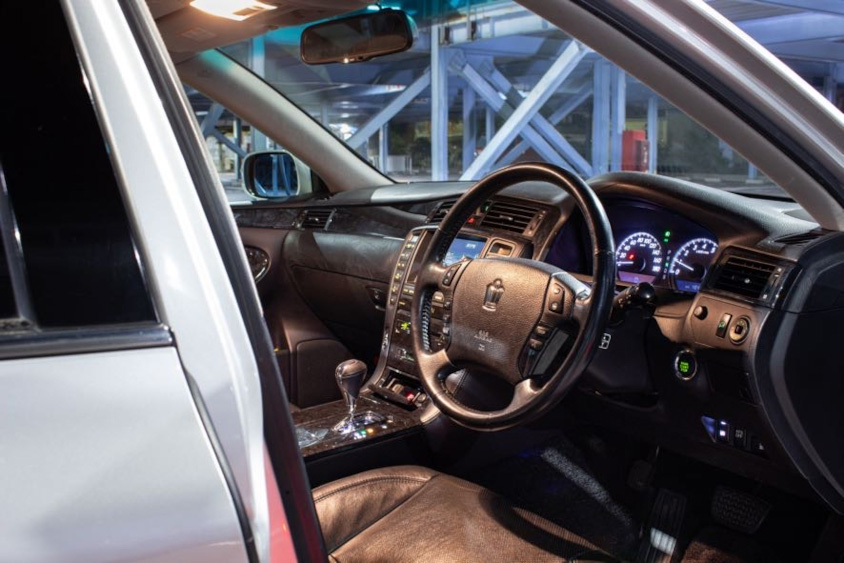 トヨタ・クラウンアスリート（12代目）の運転席