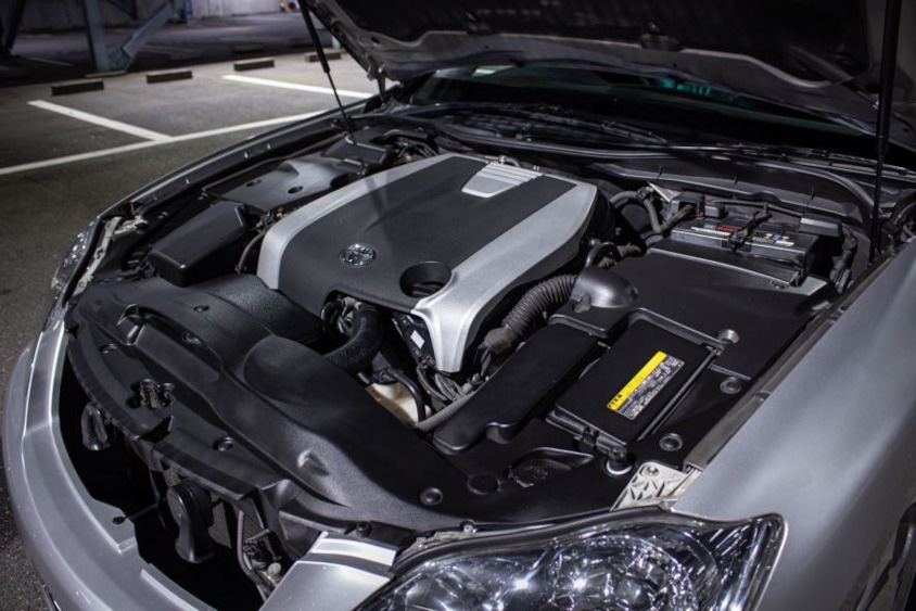 トヨタ・クラウンアスリート（12代目）のエンジンルーム