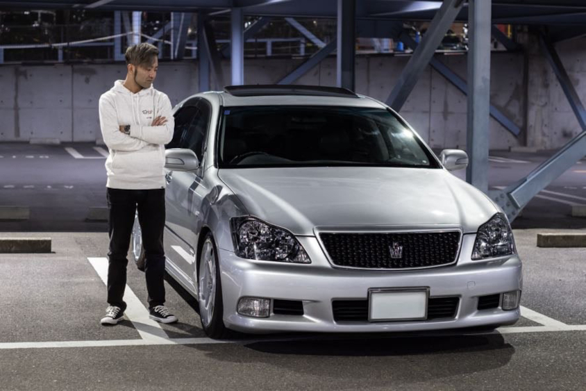 トヨタ・クラウンアスリート（12代目）を見つめるオーナーさん