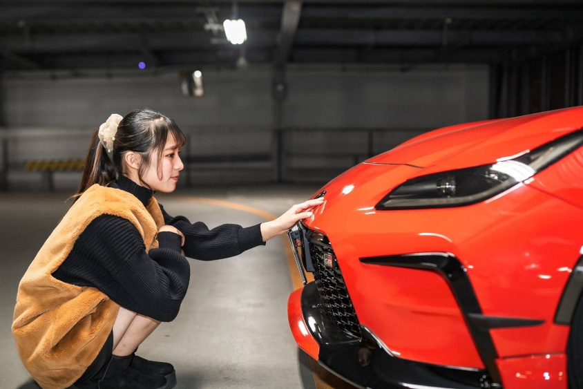 トヨタ・GR86をなでるオーナーさん