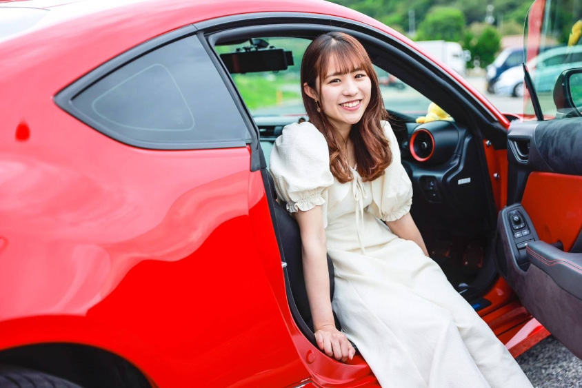 トヨタ・GR86の運転席に座るオーナーさん