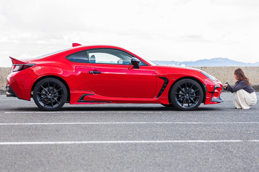 トヨタ・GR86の右サイド