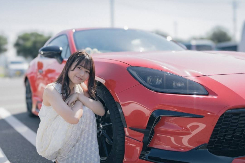 トヨタ・GR86の前にしゃがむオーナーさん