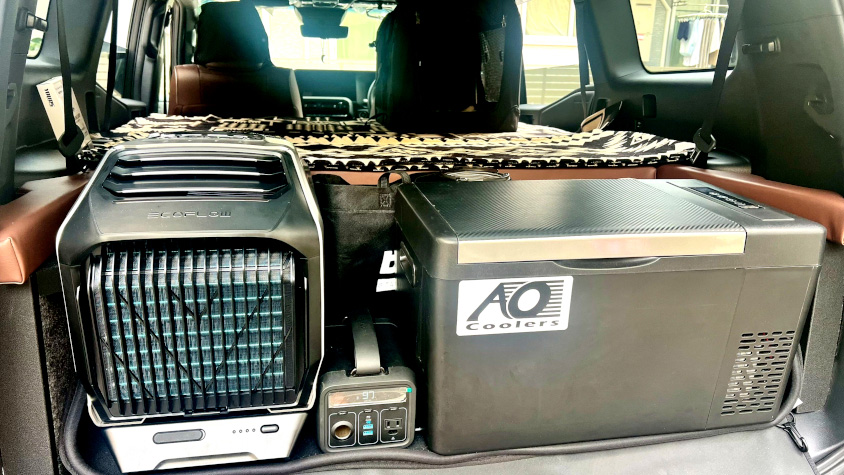 トヨタ・ランドクルーザー250のラゲッジに積むエアコンと冷蔵庫