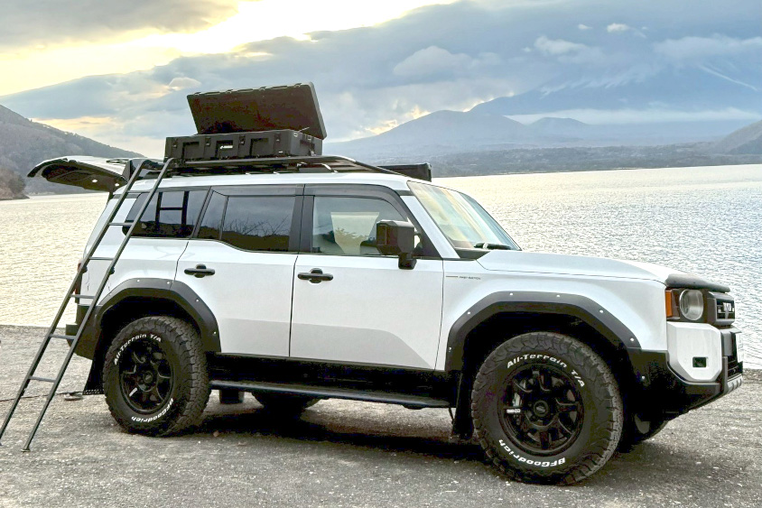 トヨタ・ランドクルーザー250と湖