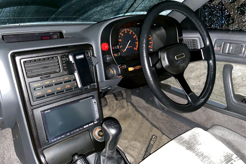 マツダ・サバンナRX-7（FC3S）の運転席