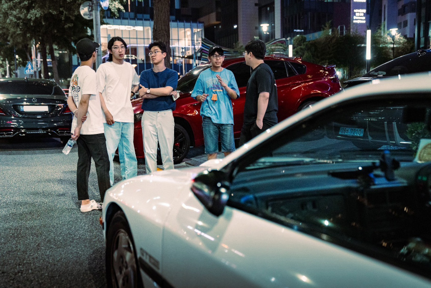 韓国のクルマ好きと交流するオーナーさん