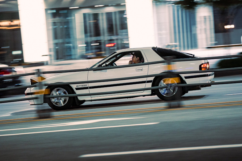 韓国を走るマツダ・サバンナRX-7（FC3S）