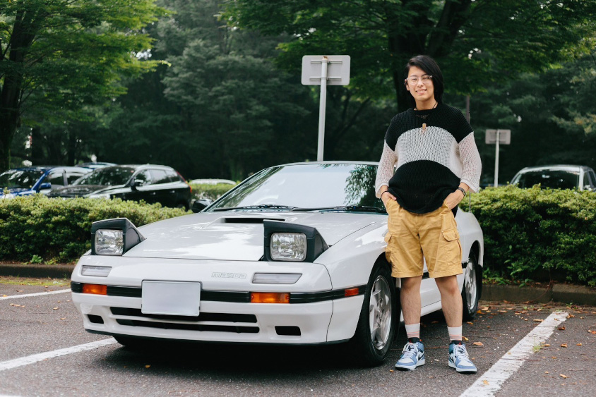 マツダ・サバンナRX-7（FC3S）の前で笑顔を見せるオーナーさん