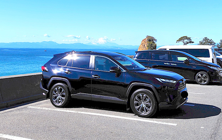 トヨタ・RAV4と青い海