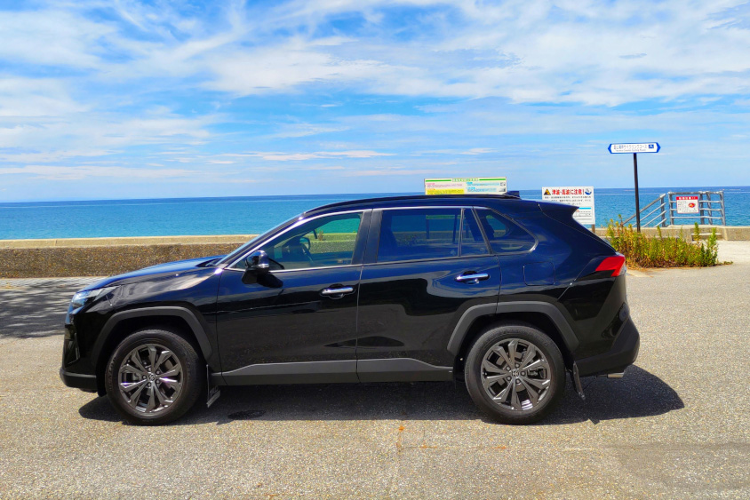 トヨタ・RAV4と青空