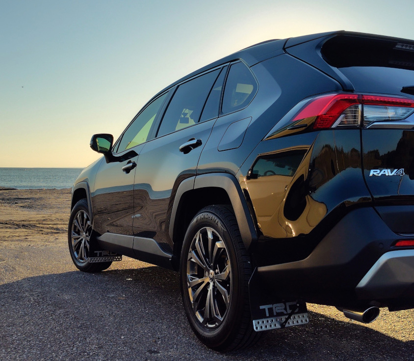 トヨタ・RAV4と砂浜と海