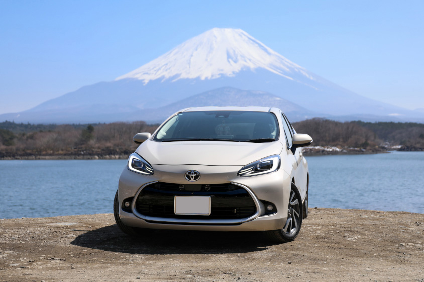 トヨタ アクアと富士山