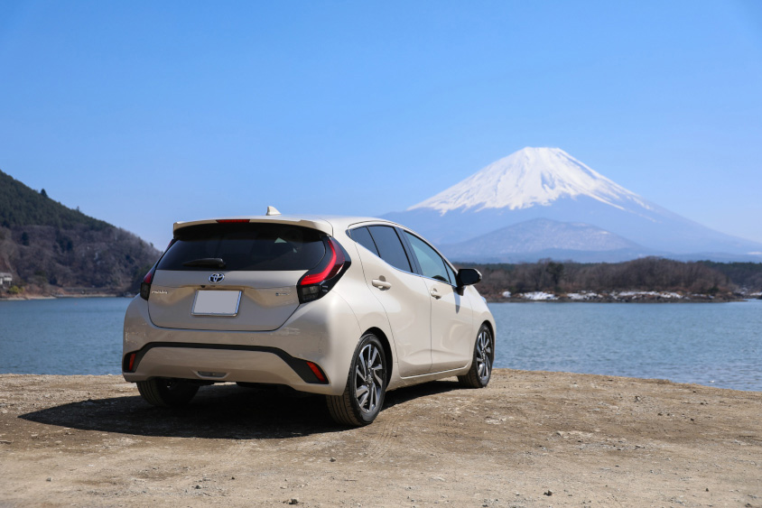 トヨタ アクアのリヤと富士山