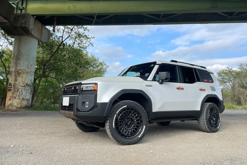 橋の下のトヨタ・ランドクルーザー250