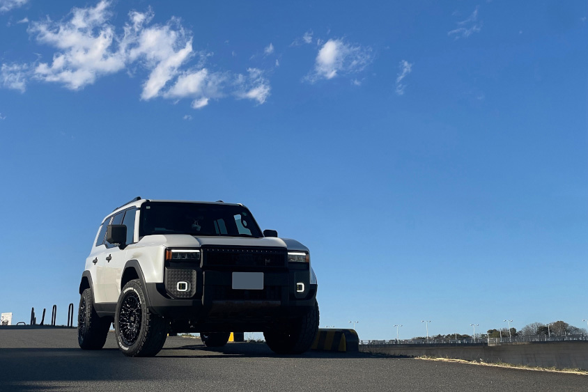 トヨタ・ランドクルーザー250と青空
