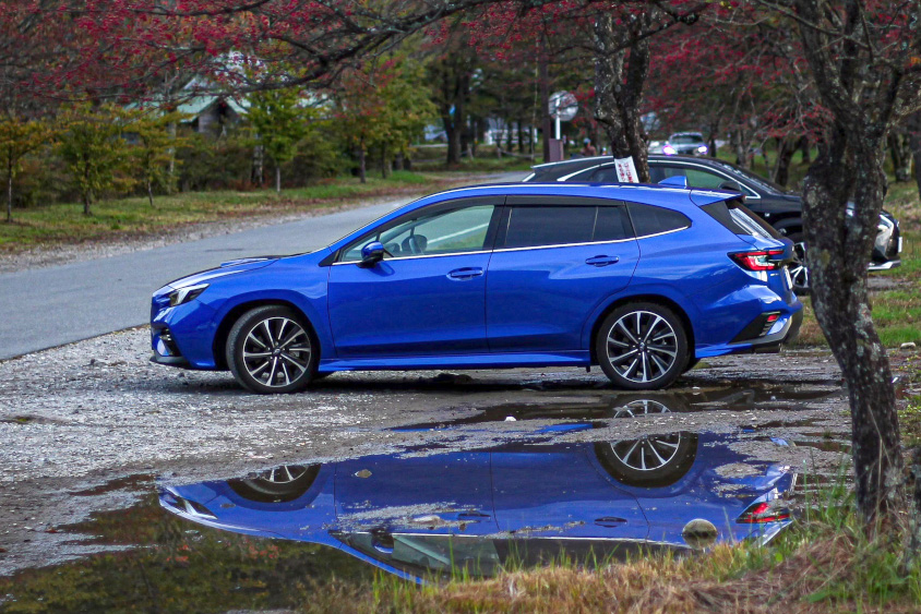 スバル・レヴォーグSTI Sport EXのリフレクション写真