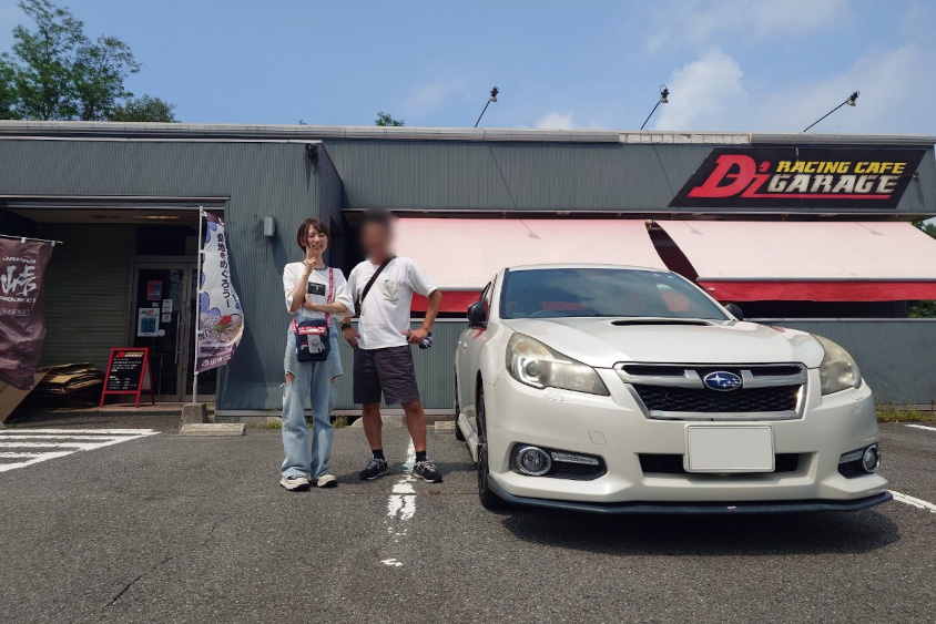 レーシングカフェ D'zgarageの前で記念撮影するオーナーさんとお父さん