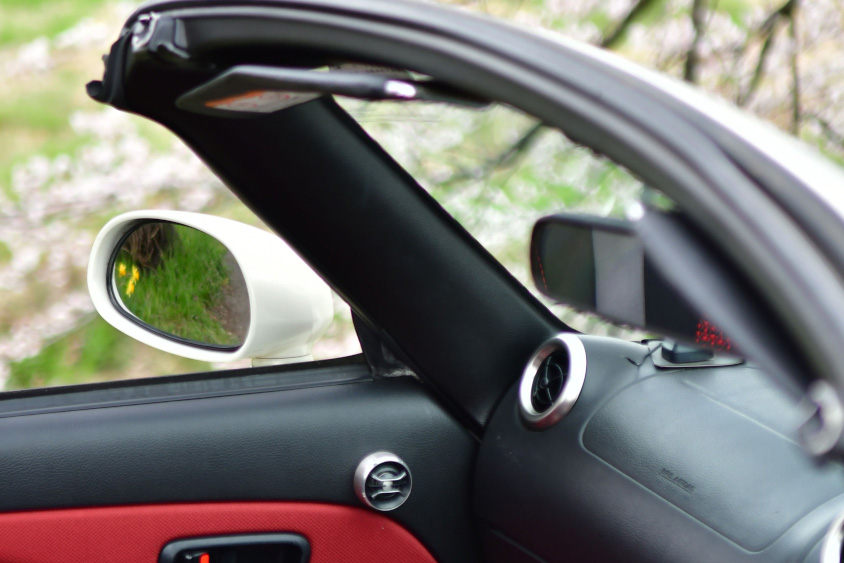 ルーフが開いたダイハツ・コペン