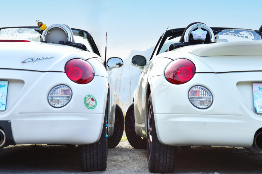 2台のダイハツ・コペンのテールランプ