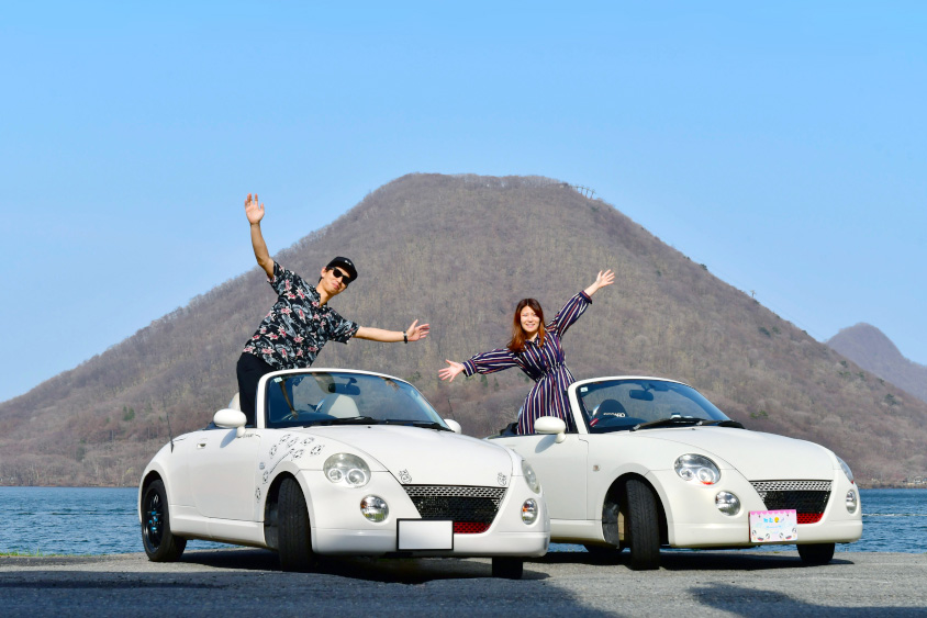 オーナーさんと彼氏さんとダイハツ・コペンのツーショット