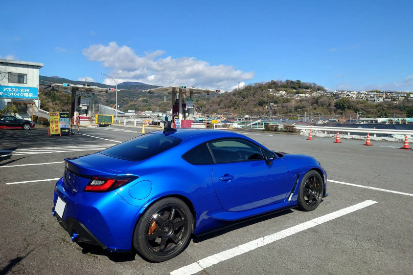 スバル・BRZとターンパイクのゲート