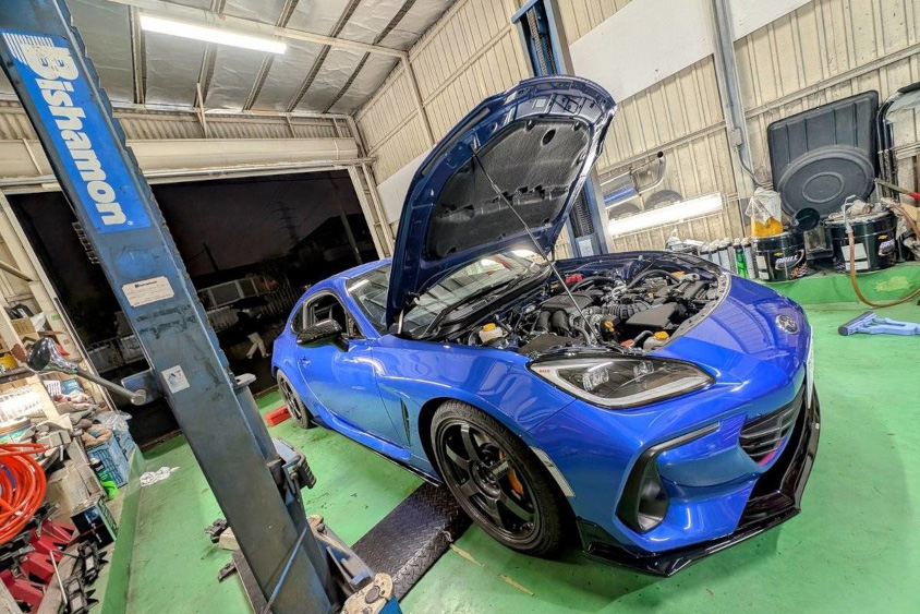 整備中のスバル・BRZ