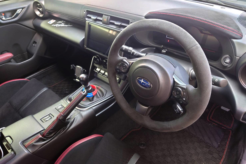 スバル・BRZの運転席