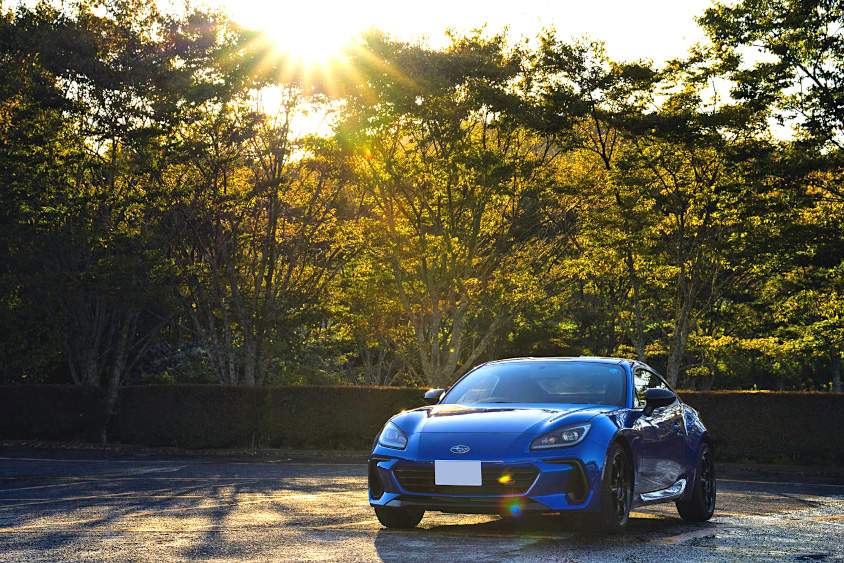 夕日に輝くスバル・BRZ